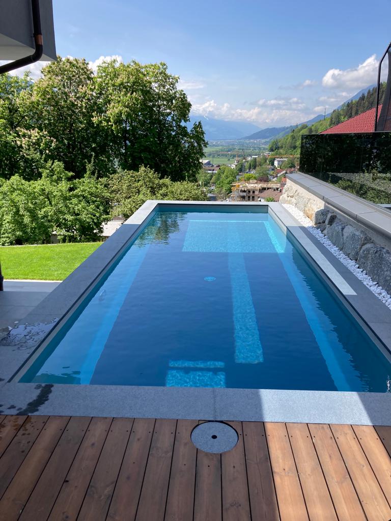 Pool mit Aussicht in Hanglage - FH-POOLS